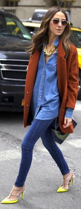 Как носить темно-синие джинсы скинни с темно-синей джинсовой рубашкой в 30 лет в холод в стиле смарт-кэжуал: Темно-синяя джинсовая рубашка и темно-синие джинсы скинни надежно обосновались в гардеробе многих девчонок, помогая создавать сногсшибательные и комфортные образы. Желтые кожаные туфли с шипами — хороший вариант, чтобы закончить лук.