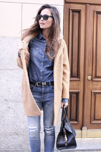 Какие джинсовые рубашки носить с светло-коричневым пальто женщине в теплую погоду: Сочетание светло-коричневого пальто и джинсовой рубашки вдохновляет на проявление собственной индивидуальности.