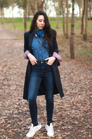 Модный лук: черное пальто в вертикальную полоску, синяя джинсовая рубашка, темно-синие джинсы скинни, белые низкие кеды