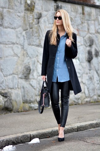 Как носить черное пальто с синей джинсовой рубашкой в 30 лет женщине: Создав лук из черного пальто и синей джинсовой рубашки, можно уверенно идти на свидание с парнем или мероприятие с друзьями в непринужденной обстановке. Черные кожаные туфли отлично дополнят этот лук.