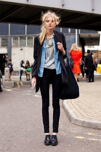 С чем носить синюю джинсовую рубашку женщине осень: Синяя джинсовая рубашка и черные джинсы скинни — обязательные составляющие в гардеробе дам с хорошим вкусом в одежде. Думаешь добавить в этот образ нотку строгости? Тогда в качестве обуви к этому образу, стоит выбрать черные кожаные оксфорды. Думается, это крутой выбор для изменчивой осенней погоды.