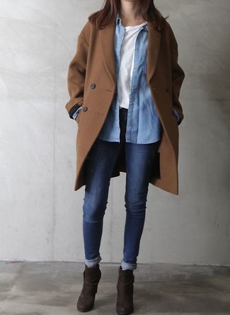 Какое пальто носить с коричневыми ботильонами в прохладную погоду: Пальто и синие джинсы скинни — прекрасная идея для расслабленного, но модного образа. В паре с этим образом наиболее уместно смотрятся коричневые ботильоны.