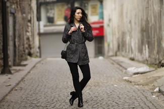 Как носить темно-серое пальто с черными джинсами женщине в холод: Темно-серое пальто и черные джинсы украсят гардероб любой девушки. В паре с этим луком наиболее уместно будут выглядеть черные кожаные ботильоны.