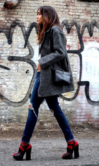 С чем носить темно-серое пальто в 30 лет женщине в теплую погоду: Дуэт темно-серого пальто и синих рваных джинсов скинни — великолепный пример современного городского стиля. Черные кожаные массивные босоножки на каблуке — хороший выбор, чтобы дополнить образ.