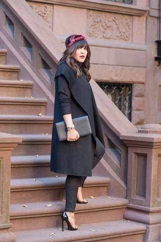 С чем носить черное пальто женщине: Черное пальто и черные кожаные джинсы скинни — идеальный вариант, если ты ищешь расслабленный, но в то же время стильный лук. Очень выигрышно здесь смотрятся черные кожаные босоножки на каблуке.