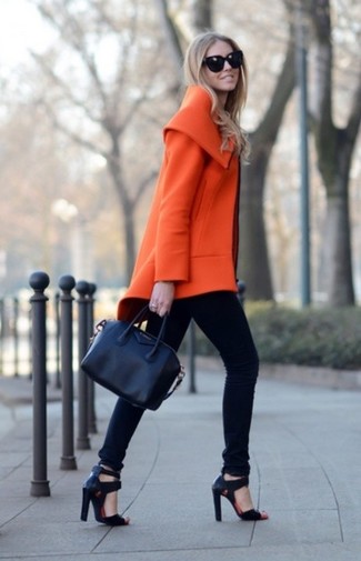 С чем носить черно-бежевую большую сумку в деловом стиле: Оранжевое пальто и черно-бежевая большая сумка — превосходная формула для воплощения модного и незамысловатого образа. В качестве обуви здесь подойдут черные кожаные босоножки на каблуке.