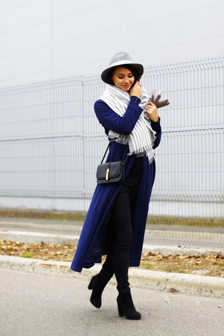 С чем носить шерстяную шляпу в 30 лет женщине в холод в деловом стиле: Темно-синее пальто и шерстяная шляпа — классная формула для воплощения приятного и несложного ансамбля. Черные замшевые ботильоны — прекрасный выбор, чтобы завершить образ.