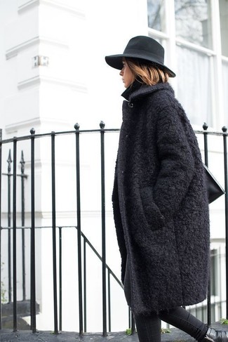 С чем носить темно-бирюзовую шерстяную шляпу женщине в прохладную погоду в деловом стиле: Черное пальто букле и темно-бирюзовая шерстяная шляпа — классное решение для барышень, которые всегда в движении. Отлично сюда подойдут черные кожаные ботильоны.