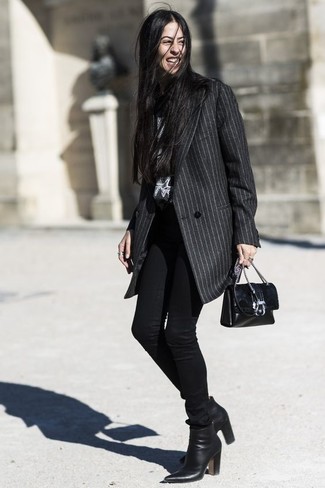 Модный лук: темно-серое пальто в вертикальную полоску, черные джинсы скинни, черные кожаные ботильоны, черная кожаная сумка через плечо