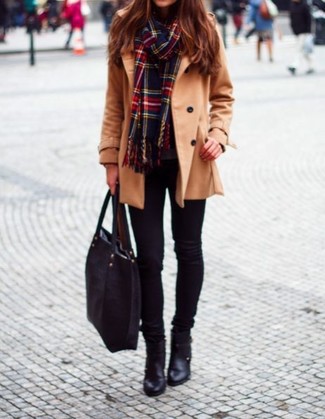 С чем носить шарф в шотландскую клетку женщине: Если ты ценишь комфорт и практичность, светло-коричневое пальто и шарф в шотландскую клетку — прекрасный выбор для модного образа на каждый день. Весьма стильно здесь будут смотреться черные кожаные ботильоны.