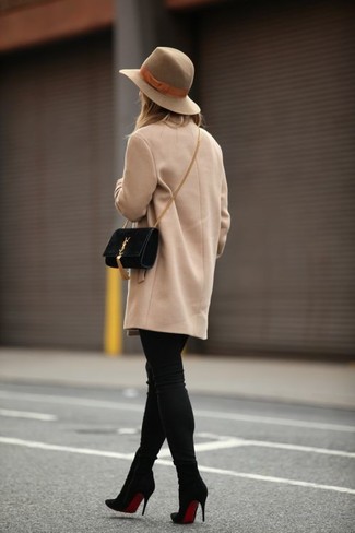 С чем носить шерстяную шляпу в 30 лет женщине в холод в деловом стиле: Если ты любишь одеваться привлекательно, чувствуя себя при этом комфортно и нескованно, стоит попробовать это сочетание светло-коричневого пальто и шерстяной шляпы. Пара черных замшевых ботильонов поможет сделать ансамбль цельным.