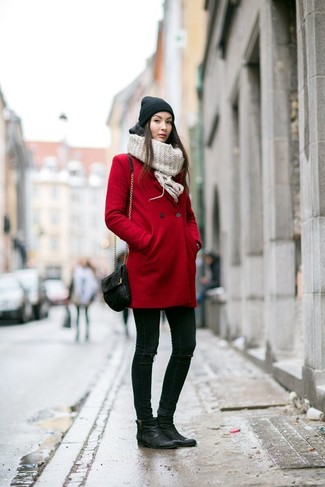 С чем носить брюки женщине зима: Дуэт красного пальто и брюк позволит подчеркнуть твою естественную красоту. Вместе с этим нарядом гармонично смотрятся черные кожаные ботильоны. Нам нравится такой ансамбль на зиму.