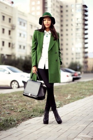 С чем носить кожаные ботинки женщине: Тандем зеленого пальто и черных джинсов скинни поможет составить необычный лук в расслабленном стиле. Чтобы лук не получился слишком строгим, можешь надеть кожаные ботинки.