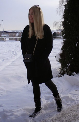 С чем носить черные кожаные ботинки на шнуровке с шипами женщине в прохладную погоду: Черное пальто и черные джинсы скинни — хороший образ, если ты хочешь создать лёгкий, но в то же время модный образ. Ты сможешь легко приспособить такой лук к повседневным реалиям, надев черными кожаными ботинками на шнуровке  с шипами.