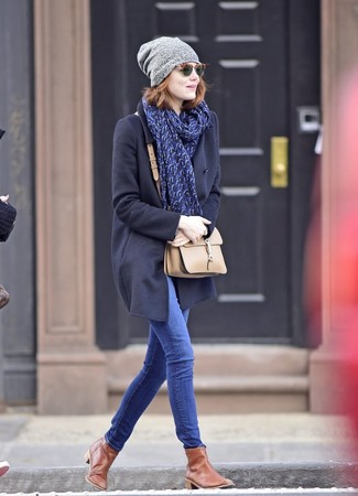 С чем носить сумку в 30 лет женщине зима: Дуэт темно-синего пальто и сумки - самый простой из возможных ансамблей для активного уикенда. Весьма недурно здесь выглядят коричневые кожаные ботинки челси. Даже в трескучий мороз ты будешь чувствовать себя уверенно в таком наряде.
