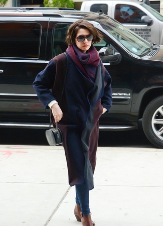 С чем носить красно-темно-синий шарф в 30 лет женщине осень: Темно-синее пальто и красно-темно-синий шарф позволят создать простой и функциональный лук для выходного дня в парке или торговом центре. Весьма удачно здесь выглядят коричневые кожаные ботинки челси. Красивый осенний образ, подобный этому — один из самых простых способов поднять себе настроение и зарядиться позитивом даже в пасмурный осенний день.
