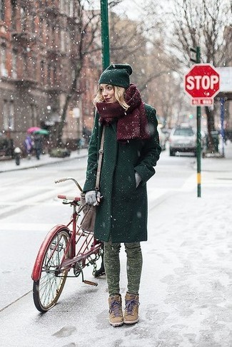 С чем носить темно-зеленую шапку в 30 лет женщине в стиле смарт-кэжуал: Темно-зеленое пальто и темно-зеленая шапка — прекрасная формула для воплощения приятного и простого ансамбля. Очень по моде здесь выглядят светло-коричневые замшевые кроссовки на танкетке.