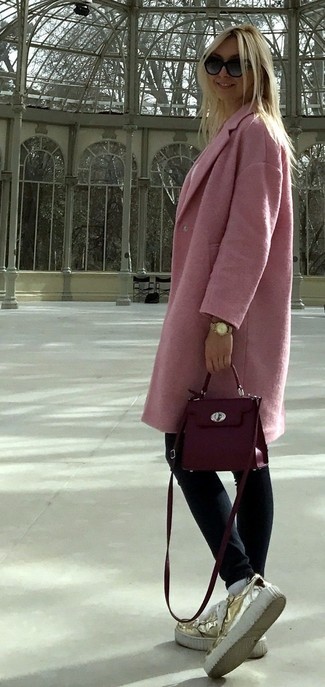 С чем носить розовое пальто женщине: Несмотря на то, что это достаточно не сложный ансамбль, лук из розового пальто и темно-синих джинсов скинни продолжает покорять сердца многих дам. Золотые кожаные лоферы на платформе великолепно впишутся в лук.