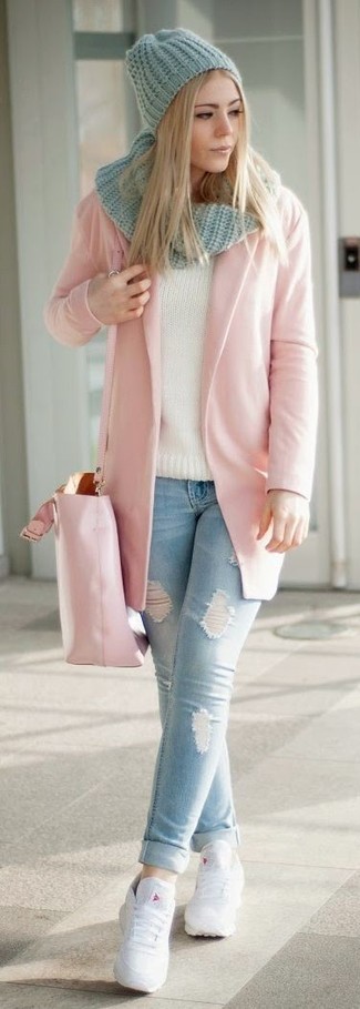 Модный лук: розовое пальто, голубые рваные джинсы скинни, белые кожаные низкие кеды, розовая кожаная большая сумка