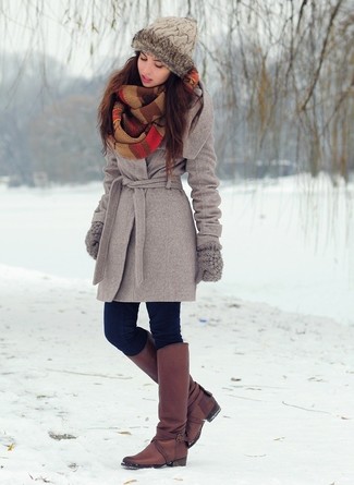 С чем носить меховую шапку женщине зима: Сочетание серого пальто и меховой шапки - очень практично, и поэтому идеально на каждый день. Весьма органично здесь выглядят темно-красные кожаные сапоги. Вышел хороший зимний образ на каждый день.