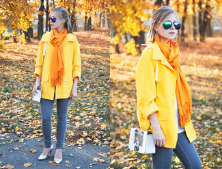 С чем носить желтое пальто женщине: Желтое пальто и синие джинсы скинни — необходимые вещи в гардеробе стильной современной женщины. Очень подходяще здесь будут выглядеть серебряные кожаные туфли.