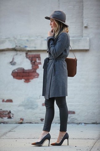 С чем носить темно-серые туфли в 30 лет в холод: Темно-серое пальто и черные джинсы скинни стильно впишутся в лук в стиле casual. Пара темно-серых туфель легко интегрируется в этот наряд.