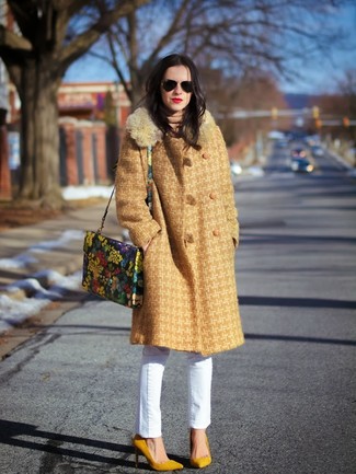 С чем носить светло-коричневое пальто женщине в прохладную погоду в деловом стиле: Светло-коричневое пальто и белые джинсы — идеальный лук, если ты хочешь создать простой, но в то же время модный ансамбль. Что же до обуви, желтые замшевые туфли — самый достойный вариант.