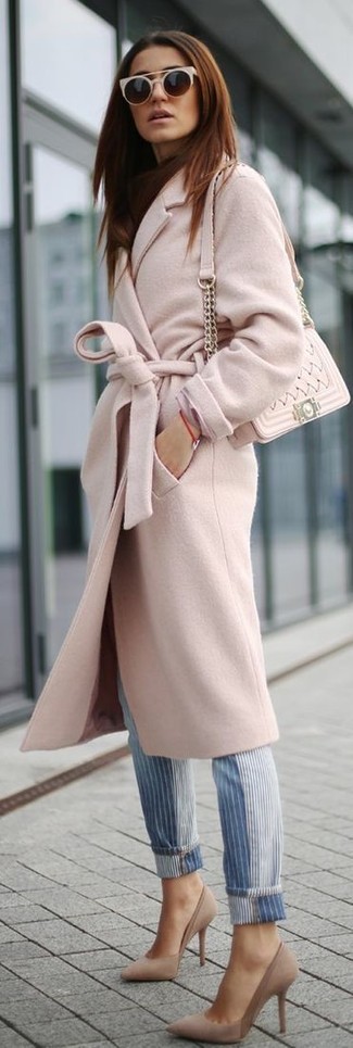 С чем носить ярко-розовое пальто женщине: Примерь на себя сочетание ярко-розового пальто и синих джинсов в вертикальную полоску, и ты получишь модный непринужденный образ, который подойдет на каждый день. Пара бежевых замшевых туфель легко вписывается в этот наряд.
