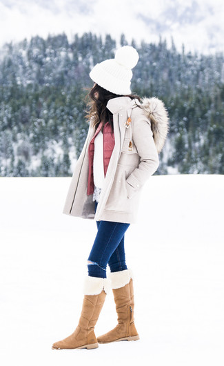 Какие джинсы скинни носить с бежевым пальто в прохладную погоду: Лук из бежевого пальто и джинсов скинни — прекрасный пример современного городского стиля. Что касается обуви, можно завершить образ светло-коричневыми замшевыми сапогами.