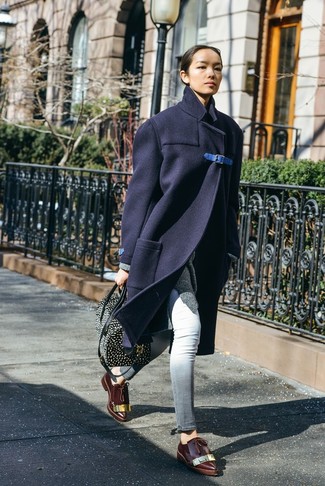 Как носить пальто с лоферами женщине: Дуэт пальто и серых джинсов скинни поможет создать интересный лук в непринужденном стиле. Пара лоферов свяжет образ воедино.