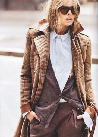 Модный лук: светло-коричневое пальто в шотландскую клетку, темно-коричневый кардиган, голубая классическая рубашка, коричневые классические брюки