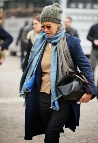 С чем носить коричневые солнцезащитные очки за 60 лет женщине в холод в деловом стиле: Если день обещает быть суматошным, сочетание темно-синего пальто и коричневых солнцезащитных очков поможет создать практичный ансамбль в стиле casual.