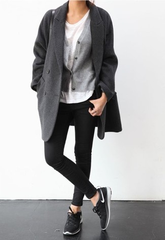 С чем носить темно-серый кардиган женщине в прохладную погоду в стиле смарт-кэжуал: Согласись, сочетание темно-серого кардигана и черных джинсов скинни выглядит очень привлекательно? Этот наряд неплохо завершат черные кроссовки.