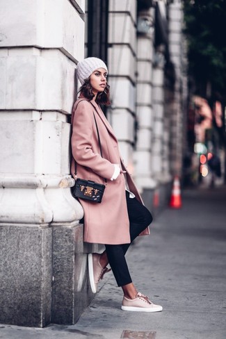 С чем носить розовую вязаную шапку женщине в прохладную погоду в стиле смарт-кэжуал: Если ты любишь смотреться по моде, чувствуя себя при этом комфортно и нескованно, тебе стоит попробовать это сочетание розового пальто и розовой вязаной шапки. Вкупе с этим образом выигрышно будут выглядеть розовые кожаные низкие кеды.