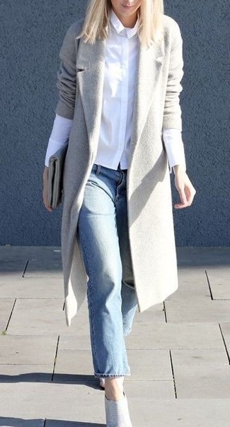 Какие классические рубашки носить с серым пальто женщине в прохладную погоду в деловом стиле: Дуэт серого пальто и классической рубашки позволит выглядеть по моде, но при этом выразить твой индивидуальный стиль. В качестве завершения этого лука здесь напрашиваются серые кожаные ботильоны.