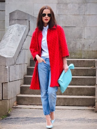 Какие джинсы носить с бирюзовыми туфлями: Комбо из красного пальто и джинсов — хорошая идея для воплощения образа в элегантно-деловом стиле. В тандеме с этим образом гармонично будут выглядеть бирюзовые туфли.