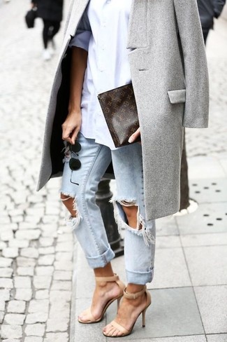 Как носить серое пальто с белой классической рубашкой в 30 лет женщине: Комбо из серого пальто и белой классической рубашки поможет выразить твою индивидуальность и выгодно выделиться из общей массы. Что касается обуви, светло-коричневые кожаные босоножки на каблуке — наиболее выигрышный вариант.