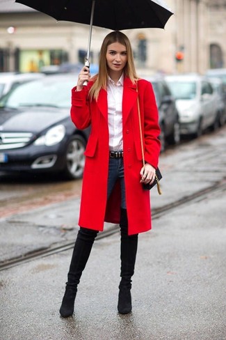 Модный лук: красное пальто, белая классическая рубашка, темно-синие джинсы скинни, черные замшевые ботфорты