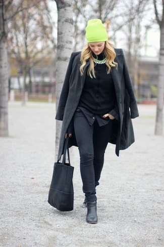 Как носить темно-серое пальто с черными джинсами скинни в 30 лет: Темно-серое пальто и черные джинсы скинни будут стильно смотреться в модном гардеробе самых требовательных красоток. Черные кожаные ботильоны — отличный вариант, чтобы закончить лук.