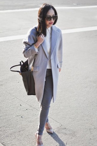 Какие туфли носить с серыми джинсами в теплую погоду в деловом стиле: Тандем серого пальто и серых джинсов вдохновляет на проявление своей индивидуальности. Туфли станут отличным завершением твоего наряда.