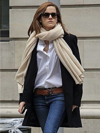 С чем носить светло-коричневый шарф женщине: Черное пальто и светло-коричневый шарф позволят создать простой и функциональный образ для выходного дня в парке или шоппинга.