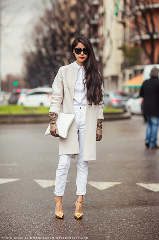 Модный лук: бежевое пальто, белая классическая рубашка, белые джинсы скинни, золотые кожаные туфли