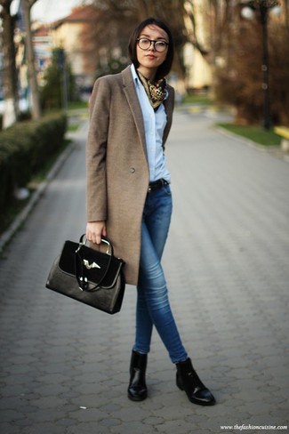С чем носить темно-коричневое пальто в 20 лет женщине в деловом стиле: Темно-коричневое пальто и синие джинсы скинни — неотъемлемые вещи в гардеробе барышень с отменным вкусом в одежде. В паре с этим луком наиболее выигрышно будут смотреться черные кожаные ботильоны.
