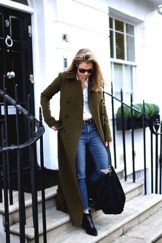 Какие джинсы скинни носить с оливковым пальто в 30 лет в стиле смарт-кэжуал: Оливковое пальто смотрится гармонично в паре с джинсами скинни. Вкупе с этим образом великолепно будут выглядеть черные кожаные ботильоны.