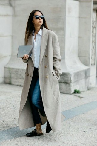 С чем носить черные кожаные лоферы женщине в холод в деловом стиле: Серое пальто и темно-синие джинсы скинни будет классным вариантом для непринужденного образа на каждый день. Черные кожаные лоферы — отличный выбор, чтобы дополнить лук.