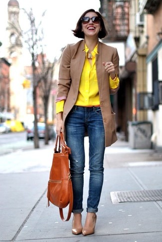 С чем носить желтый ремень в 30 лет женщине в холод в стиле смарт-кэжуал: Если в одежде ты делаешь ставку на комфорт и функциональность, светло-коричневое пальто и желтый ремень — классный вариант для расслабленного образа на каждый день. Коричневые кожаные туфли прекрасно впишутся в ансамбль.