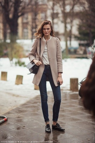 С чем носить броги в 30 лет женщине в холод: Светло-коричневое пальто и темно-синие джинсы скинни — идеальный выбор для похода в кино или по магазинам. В тандеме с этим нарядом прекрасно смотрятся броги.
