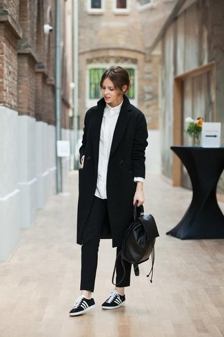 С чем носить черные низкие кеды в 30 лет женщине в деловом стиле: Любительницам стиля элегантная повседневность понравится дуэт черного пальто и черных классических брюк. Тебе нравятся смелые сочетания? Закончи свой лук черными низкими кедами.