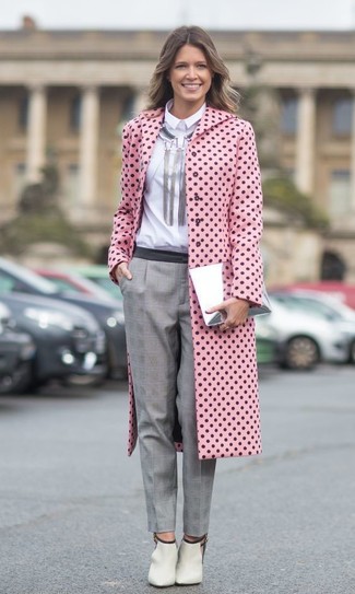 С чем носить серые классические брюки в шотландскую клетку в 20 лет женщине: Розовое пальто в горошек и серые классические брюки в шотландскую клетку — неотъемлемые вещи в арсенале стильной девушки. Бежевые кожаные ботильоны с вырезом — хороший выбор, чтобы дополнить лук.