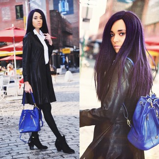 С чем носить синюю кожаную сумку женщине: Черное кожаное пальто и синяя кожаная сумка — хороший вариант для насыщенного выходного дня. В тандеме с этим луком наиболее гармонично выглядят черные замшевые ботильоны c бахромой.
